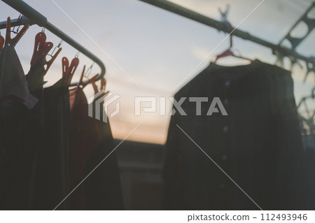 洗好的衣服放在外面晾乾直到晚上 112493946