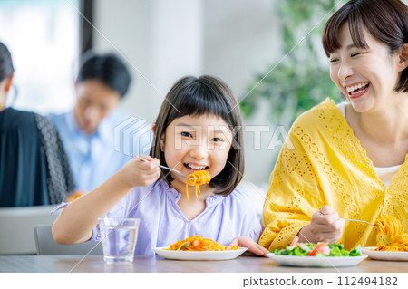孩子和媽媽去家庭餐館 112494182