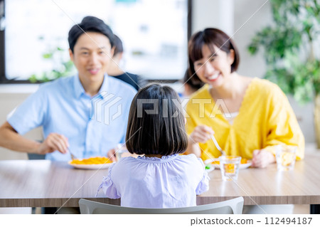 family eating out 112494187
