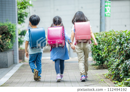 背著書包上學的小學生 112494192