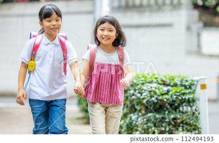 Elementary school students who go to school with a school bag on their backs 112494193