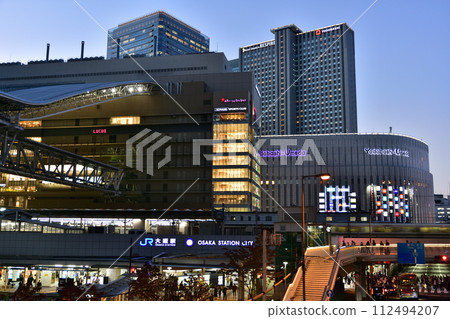 黃昏時分的大阪車站前 112494207