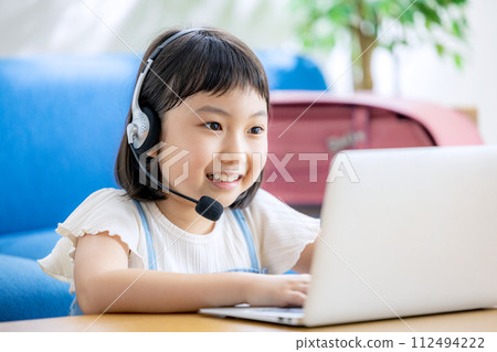 Elementary school students doing online classes at home 112494222