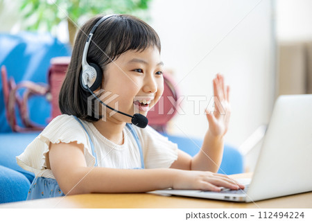 Elementary school students doing online classes at home 112494224