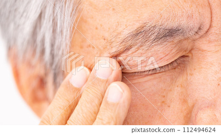 高級男性美女閉眼 112494624