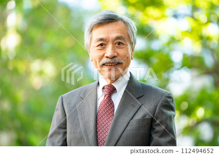 Senior male business Senior male business 112494652