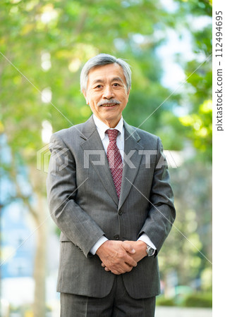 Senior male business vertical position Senior male business vertical position 112494695