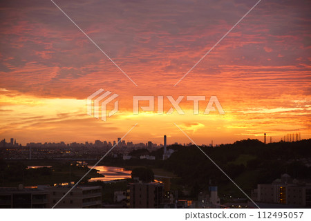 The dawn sky turns red 112495057