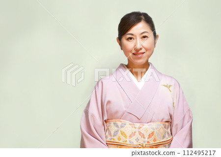 Middle-aged woman in kimono 112495217