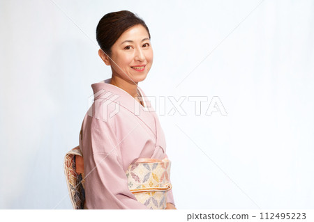 穿著和服的中年婦女 112495223