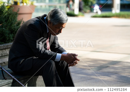 Senior man suit sitting 112495284