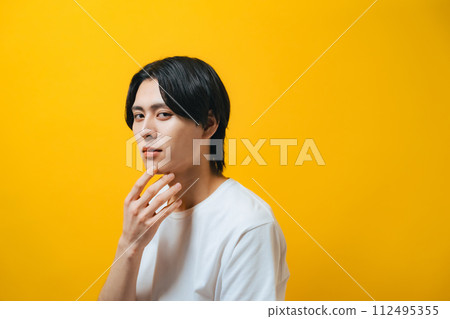 英俊男人的肖像、皮膚護理、男士化妝品 英俊男人的肖像、皮膚護理、男士化妝品 112495355