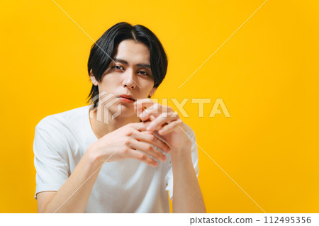 Portrait of a handsome man, skin care, men's cosmetics 112495356