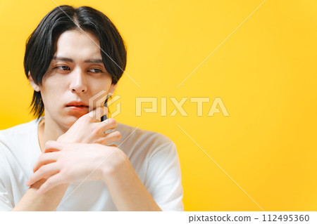 英俊男人的肖像、皮膚護理、男士化妝品 112495360