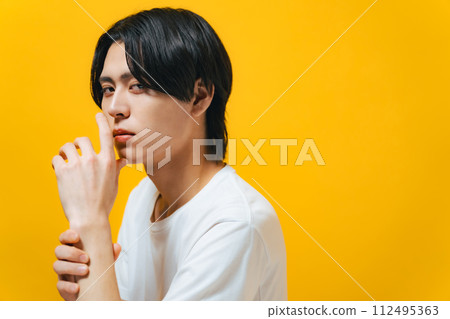 Portrait of a handsome man, skin care, men's cosmetics 112495363