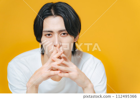 英俊男人的肖像、皮膚護理、男士化妝品 112495366