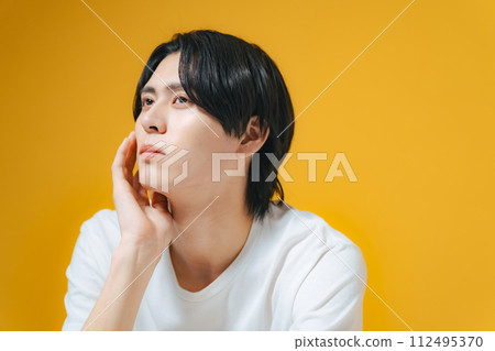 Portrait of a handsome man, skin care, men's cosmetics 112495370