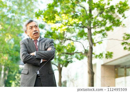 高級男性商務雙臂交叉 112495509
