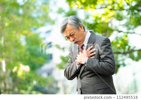 Senior man suit heart attack 112495518
