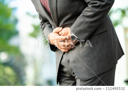 老人西裝胃痛特寫 112495532