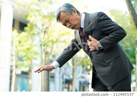 Senior man suit heart attack 112495537