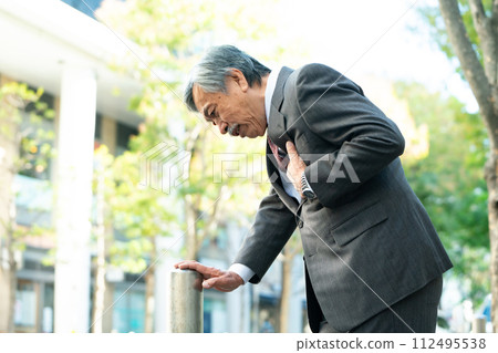 Senior man suit heart attack 112495538