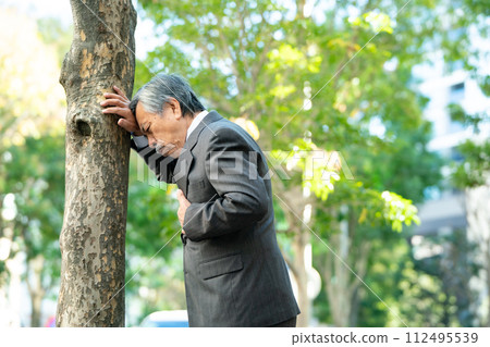 Senior man suit heart attack 112495539