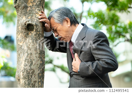 Senior man suit heart attack 112495541