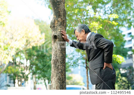 老人西裝背痛 112495546