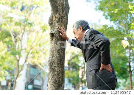 老人西裝背痛 112495547