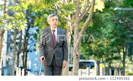Senior man suit cane 112495562