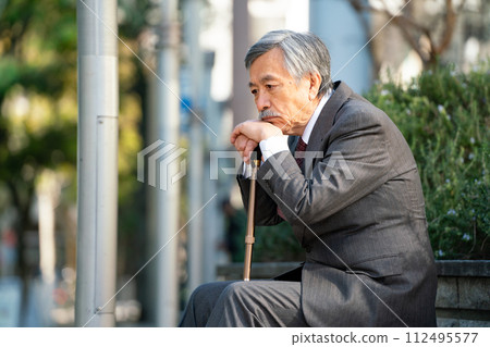 老人西裝，手杖，坐著 112495577