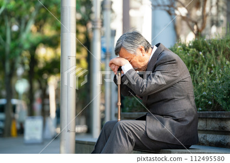 老人西裝，手杖，坐著 112495580