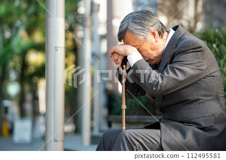 老人西裝，手杖，坐著 112495581