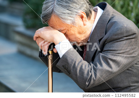 老人西裝，手杖，坐著 112495582