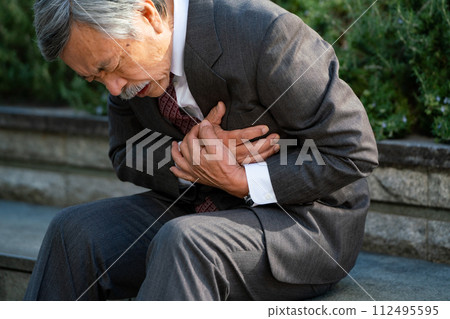 老人西裝心臟病發作坐 112495595