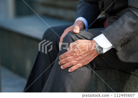 穿著西裝的老人膝蓋疼痛 112495607