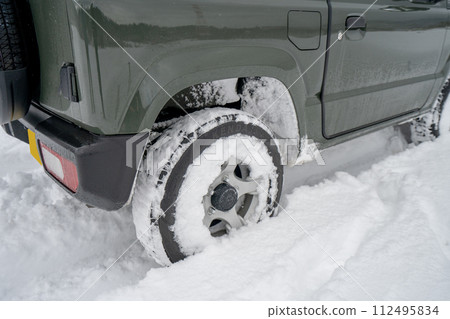Snowy mountains, snowy roads, heavy snow, snowy countries, 4WD tires Snowy mountains, snowy roads, heavy snow, snowy countries, 4WD tires 112495834