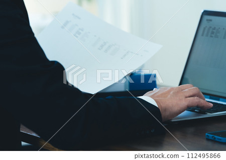 男性商人掃描文件 112495866