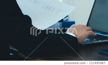 男性商人掃描文件 112495867