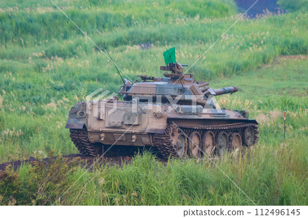 地面自衛隊的 74 型坦克在展示中進行訓練 112496145