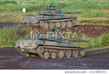 地面自衛隊的 74 型坦克在展示中進行訓練 112496153