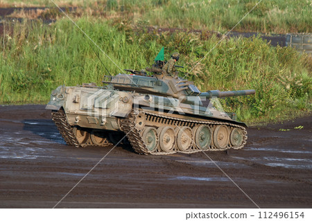 地面自衛隊的 74 型坦克在展示中進行訓練 112496154