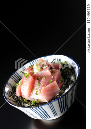 黑色背景下一碗切碎的金槍魚的照片 黑色背景下一碗切碎的金槍魚的照片 112496319
