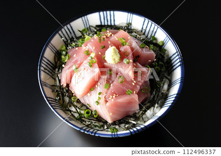 黑色背景下一碗切碎的金槍魚的頭頂照片 112496337