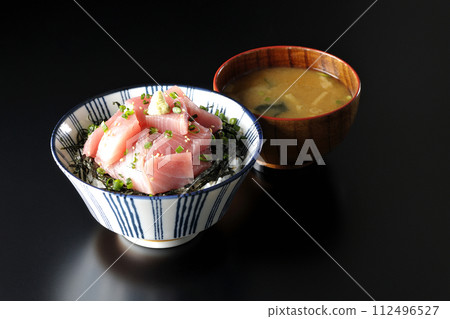 A bowl of chopped tuna and miso soup 112496527