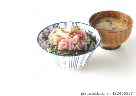 一碗切碎的鮪魚和味噌湯 一碗切碎的鮪魚和味噌湯 112496537