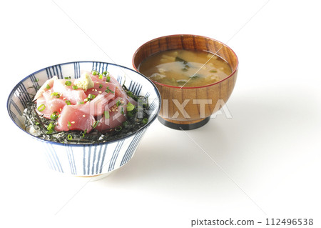 一碗切碎的鮪魚和味噌湯 一碗切碎的鮪魚和味噌湯 112496538