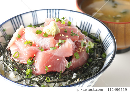 一碗切碎的鮪魚和味噌湯 112496539