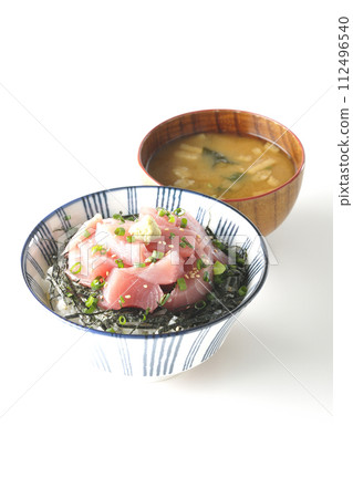 一碗切碎的鮪魚和味噌湯 112496540